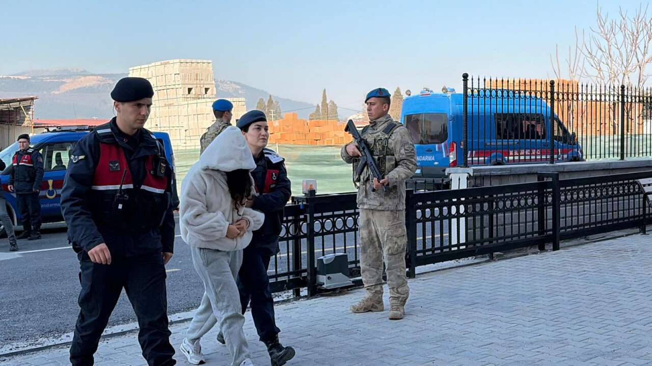 Babaannesi ve Dedesinin Altınları Çaldıktan Sonra Yaşlı Çifti Yaktığı İddia edilen Torun ve Eşi Adliyede 3